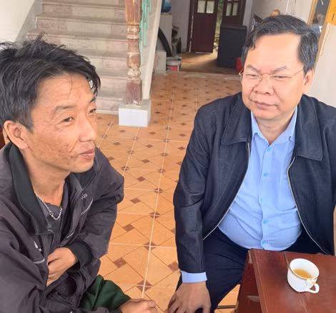 Anh Phu A Sử (bên trái) trò chuyện với TS. Dương Đình Đức. Anh Phu A Sử (bên trái) trò chuyện với TS. Dương Đình Đức.