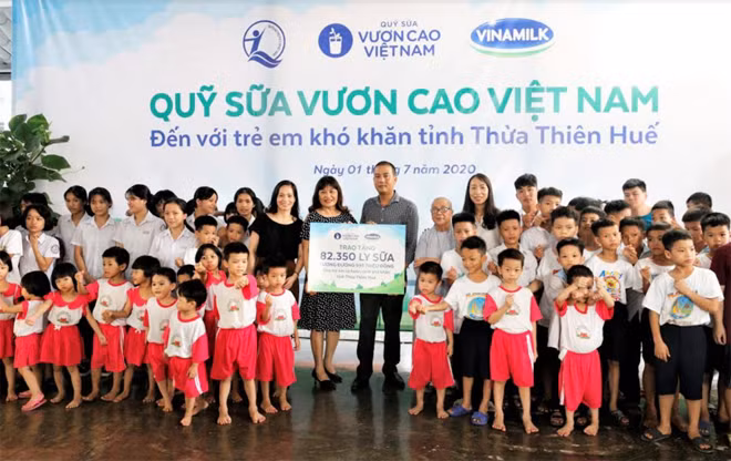 Bà Phan Minh Nguyệt, Phó Giám đốc Sở Lao động Thương binh và Xã hội Thừa Thiên Huế tiếp nhận sữa của Quỹ sữa Vươn cao Việt Nam và Vinamilk.