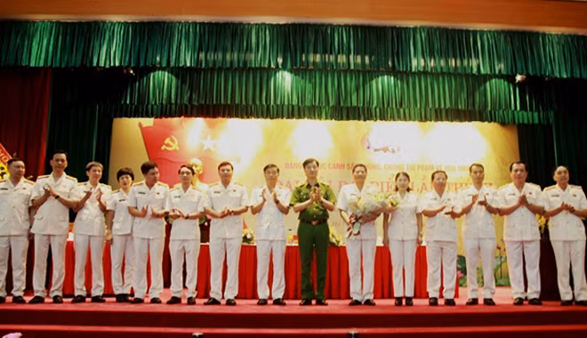 Thứ trưởng Nguyễn Duy Ngọc tặng hoa chúc mừng BCH Đảng ủy Cục CSMT nhiệm kỳ mới 2020-2025.