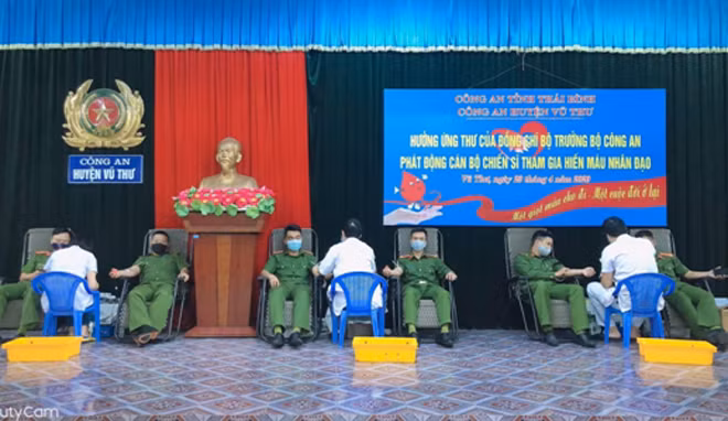 Một số hình ảnh về chương trình hiến máu tình nguyện do Công an tỉnh Thái Bình tổ chức với chủ đề “mỗi giọt máu cho đi, một cuộc đời ở lại” (Ảnh: Bùi Thành).