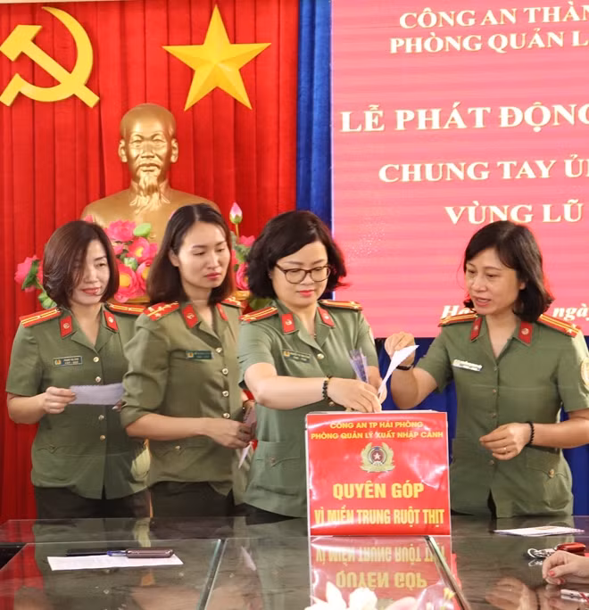 Lực lượng Công an cùng nhiều tổ chức, đoàn thể ủng hộ miền Trung.