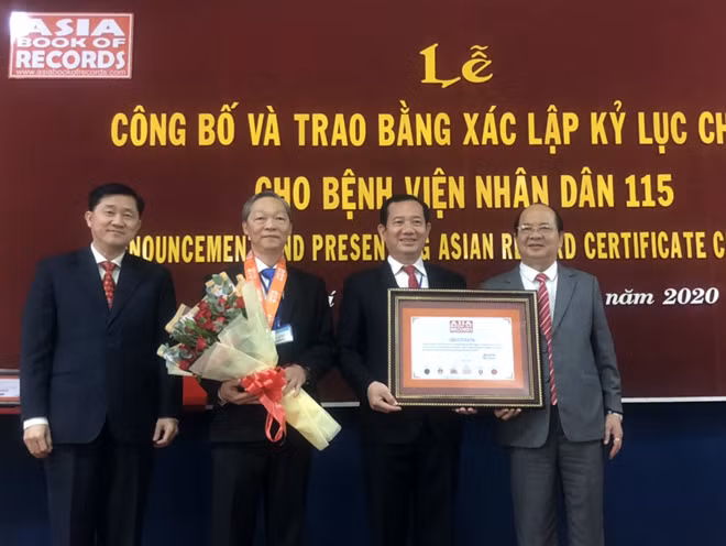 Bác sĩ Chu Tấn Sĩ - Trưởng khoa ngoại thần kinh (người đứng giữa) được mệnh danh là "bàn tay vàng" phẫu thuật thần kinh - nhận chứng nhận kỷ lục châu Á.