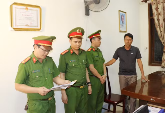 Cơ quan CSĐT thi hành lệnh giữ người trong trường hợp khẩn cấp đối với ông Nguyễn Tâm Long vào ngày 23/7/2020. Cơ quan CSĐT thi hành lệnh giữ người trong trường hợp khẩn cấp đối với ông Nguyễn Tâm Long vào ngày 23/7/2020.
