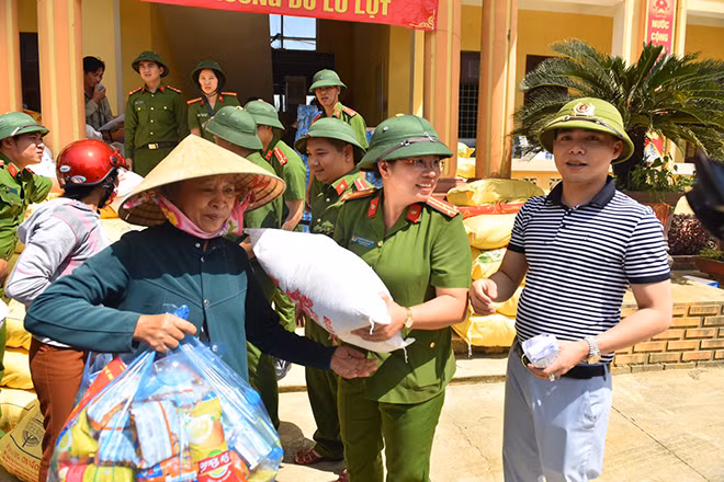 Cục Cảnh sát điều tra tội phạm về ma túy đã tổ chức trao tặng quà đến người dân xã Tiến Hóa.