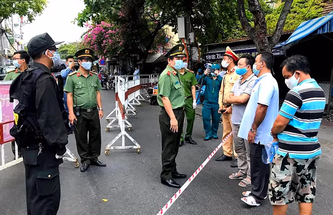 Thiếu tướng Vũ Xuân Viên, Giám đốc Công an TP Đà Nẵng thăm hỏi, động viên CBCS làm nhiệm vụ trực tại chốt kiểm soát, khu cách ly.