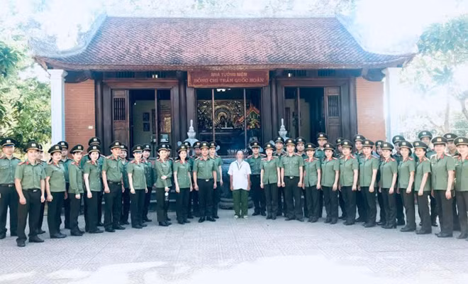 Đoàn công tác chụp ảnh lưu niệm tại Nhà tưởng niệm Cố Bộ trưởng Trần Quốc Hoàn.