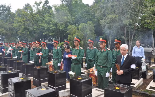 Các đại biểu thực hiện nghi thức an táng tại nghĩa trang liệt sĩ tỉnh Bình Phước. Các đại biểu thực hiện nghi thức an táng tại nghĩa trang liệt sĩ tỉnh Bình Phước.