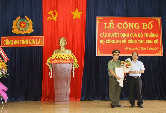 Đồng chí Võ Ngọc Thành trao quyết định chỉ định Đại tá Rah Lan Lâm giữ chức Bí thư Đảng ủy Công an tỉnh Gia Lai.