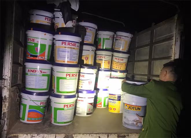 Cảnh sát kinh tế thu giữ hơn 200 thùng sơn giả các hãng có tiếng trên thị trường. Cảnh sát kinh tế thu giữ hơn 200 thùng sơn giả các hãng có tiếng trên thị trường.