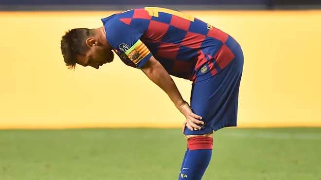 Messi tuyệt vọng, đau đớn khi Barca bị loại khỏi Champions League.