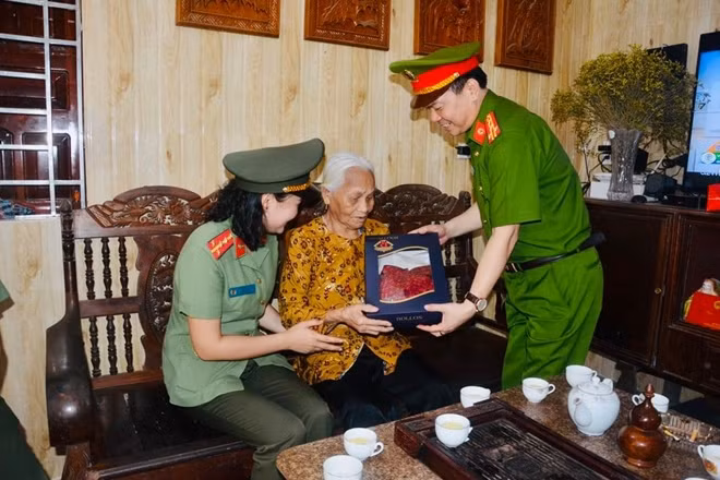 Công an tỉnh Tuyên Quang thăm các Mẹ Việt Nam anh hùng.