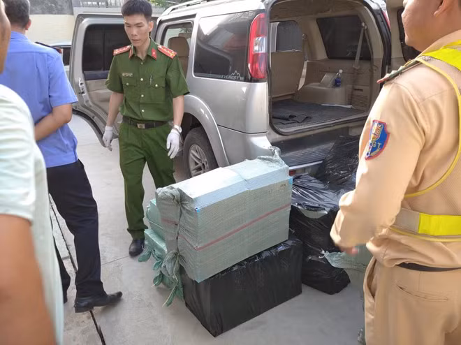 Rất nhiều thuốc lá lậu trên xe.