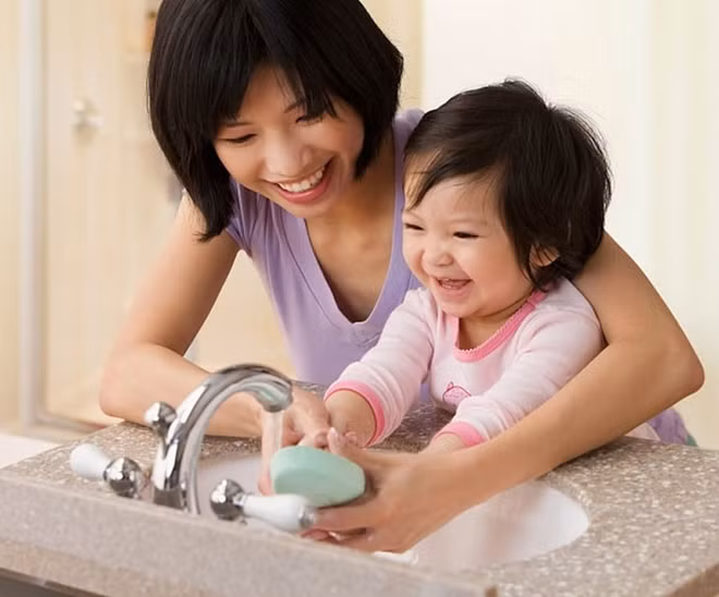 Ngay sau khi tay trẻ có tiếp xúc với các bề mặt có nguy cơ lây nhiễm, giúp hoặc tập cho trẻ rửa tay đúng cách, đủ thời gian (khoảng 30 giây) bằng xà phòng dưới vòi nước đang chảy hoặc các dung dịch sát khuẩn tay chuyên dùng.