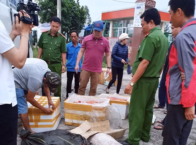 Cảnh sát PCTP về môi trường Công an tỉnh Quảng Nam phối hợp xử lý một vụ vận chuyển sản phẩm động vật không rõ nguồn gốc.