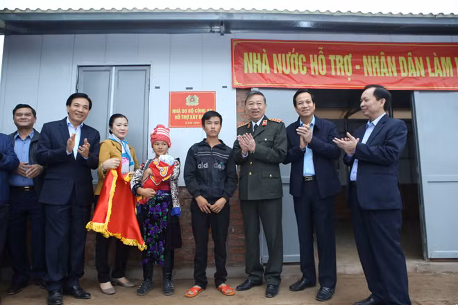 Bộ trưởng Tô Lâm cùng Bí thư Tỉnh ủy Điện Biên Trần Văn Sơn trao nhà tặng hộ dân nghèo ở Mường Nhé.