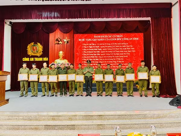 Thiếu tướng Trần Phú Hà trao Giấy khen cho lực lượng Công an xã bán chuyên trách. Thiếu tướng Trần Phú Hà trao Giấy khen cho lực lượng Công an xã bán chuyên trách.