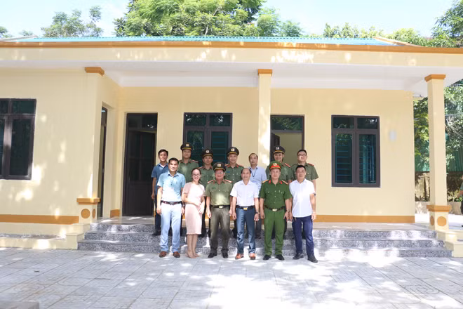 Đại diện Công an tỉnh, Công an huyện Quế Phong, chính quyền địa phương cùng các đơn vị liên quan chụp ảnh lưu niệm tại trụ sở Công an xã Châu Thôn