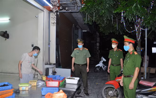 Công an huyện Thanh Hà, tuyên truyền, vận động người dân chấp hành nghiêm các biện pháp giãn cách xã hội.