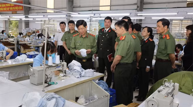 Thứ trưởng Nguyễn Văn Sơn kiểm tra chất lượng sản phẩm, tiến độ của công tác sản xuất khẩu trang.