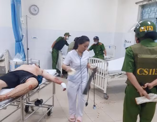 Lực lượng Cảnh sát 113 đưa nạn nhân đi cấp cứu và đối tượng T.V.V. lên Bệnh viện tâm thần điều trị. Lực lượng Cảnh sát 113 đưa nạn nhân đi cấp cứu và đối tượng T.V.V. lên Bệnh viện tâm thần điều trị.