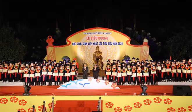 Lãnh đạo TP Hải Phòng biểu dương học sinh, sinh viên xuất sắc.