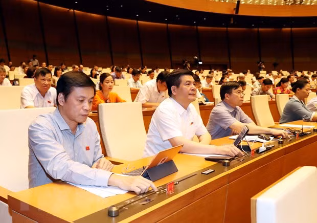 Các đại biểu Quốc hội biểu quyết thông qua Nghị quyết về Chương trình xây dựng luật, pháp lệnh năm 2021, điều chỉnh Chương trình xây dựng luật, pháp lệnh năm 2020 với tỷ lệ 95,24% số đại biểu tán thành. (Ảnh: Trọng Đức/TTXVN) Các đại biểu Quốc hội biểu quyết thông qua Nghị quyết về Chương trình xây dựng luật, pháp lệnh năm 2021, điều chỉnh Chương trình xây dựng luật, pháp lệnh năm 2020 với tỷ lệ 95,24% số đại biểu tán thành. (Ảnh: Trọng Đức/TTXVN)