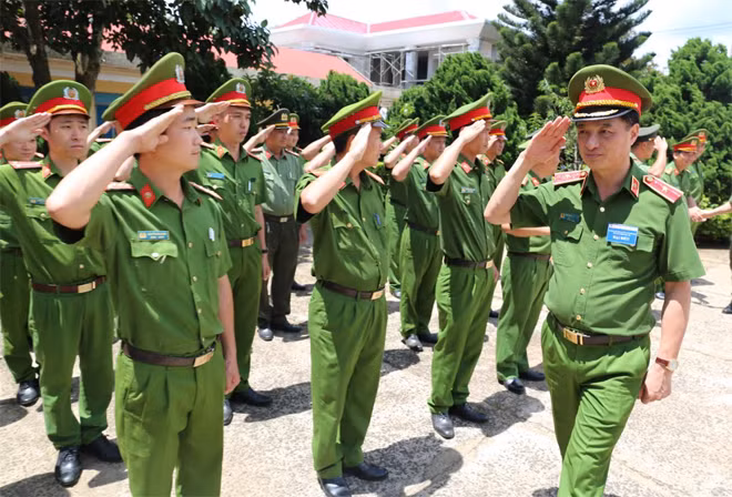 Thứ trưởng Nguyễn Duy Ngọc đến thăm và làm việc tại Công an huyện Đắk Song.