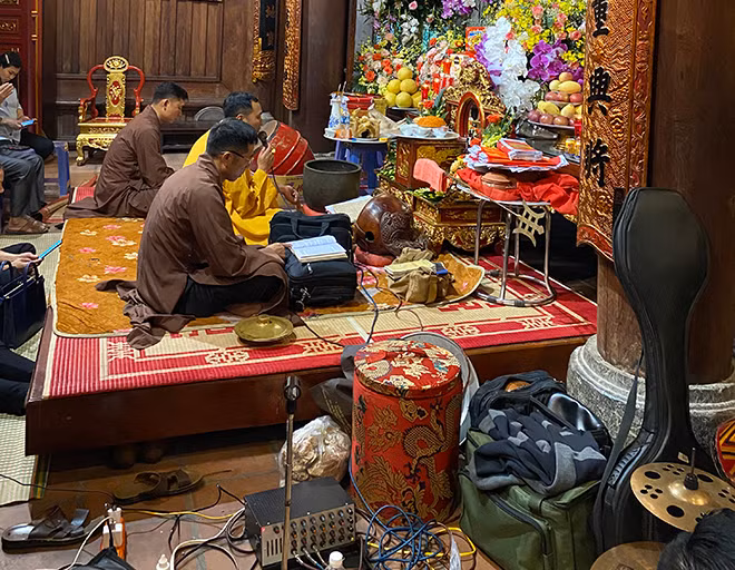 Cảnh làm lễ giải hạn cuối năm. Cảnh làm lễ giải hạn cuối năm.