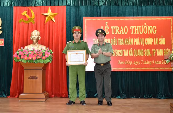 Đại tá Phạm Văn Sơn, Giám đốc Công an tỉnh tặng Giấy khen cho tập thể Công an TP Tam Điệp vì đã có thành tích trong điều tra khám phá vụ cướp tài sản. Đại tá Phạm Văn Sơn, Giám đốc Công an tỉnh tặng Giấy khen cho tập thể Công an TP Tam Điệp vì đã có thành tích trong điều tra khám phá vụ cướp tài sản.