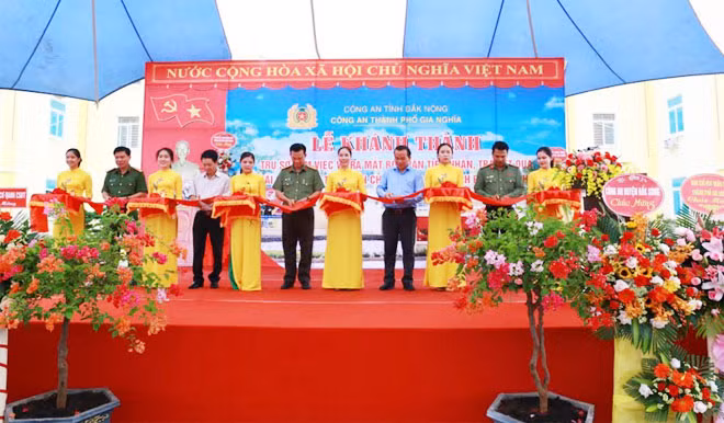Đại tá Hồ Văn Mười - Giám đốc Công an tỉnh cùng các đồng chí lãnh đạo Thành ủy, UBND thành phố Gia Nghĩa cắt băng khánh thành.