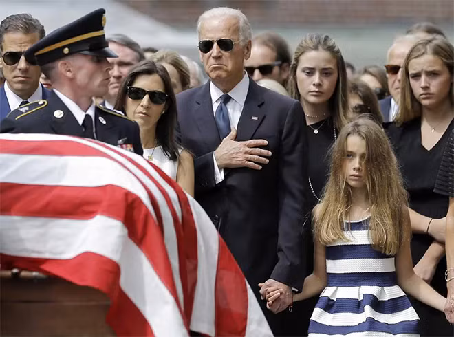 Ông Biden tại đám tang con trai Beau của mình, năm 2015. Ảnh: Australian/AP