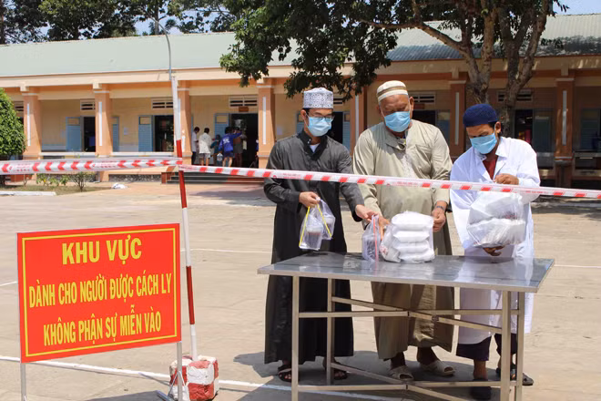 Công dân người Chăm được phục vụ bữa ăn riêng tại khu cách ly y tế tập trung, do đồng bào Chăm nấu.