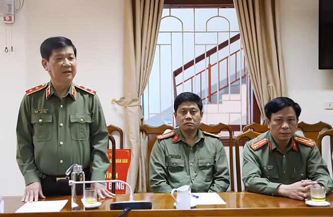 Đồng chí Thứ trưởng chia sẻ với những khó khăn đối với nhân dân vùng lũ Hà Tĩnh.