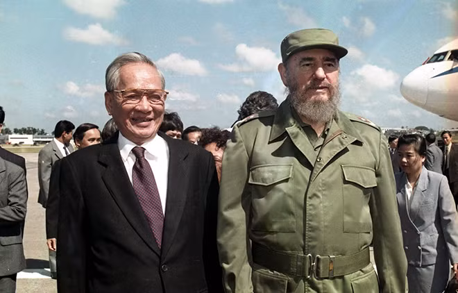 Chủ tịch Cuba Fidel Castro đón Chủ tịch nước Lê Đức Anh tại sân bay quốc tế José Martí ở Thủ đô La Habana, trong chuyến thăm hữu nghị chính thức Cuba từ ngày 12 đến 17/10/1995. Ảnh: TTXVN. Chủ tịch Cuba Fidel Castro đón Chủ tịch nước Lê Đức Anh tại sân bay quốc tế José Martí ở Thủ đô La Habana, trong chuyến thăm hữu nghị chính thức Cuba từ ngày 12 đến 17/10/1995. Ảnh: TTXVN.