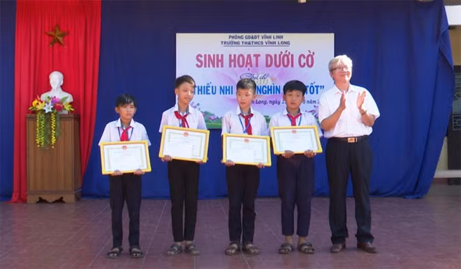 4 em học sinh được tuyên dương, khen thưởng vì đã có hành động đẹp. (Tạ Hưng- Đài PTTH Quảng Trị)