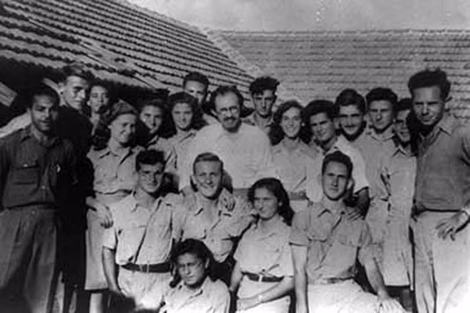 Các thành viên nhóm du kích Do Thái cực đoan Irgun, năm 1948. Các thành viên nhóm du kích Do Thái cực đoan Irgun, năm 1948.