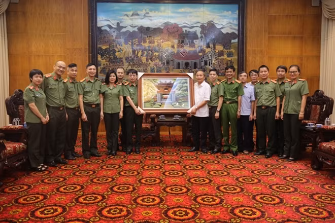 Đại tá Phạm Khải, Tổng Biên tập Báo CAND trao quà lưu niệm tặng UBND tỉnh Vĩnh Phúc.