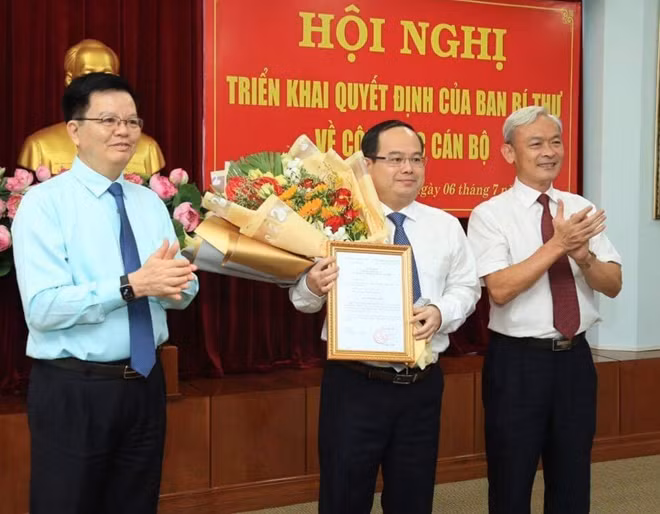 Đồng chí Quản Minh Cường nhận quyết định bổ nhiệm công tác mới.
