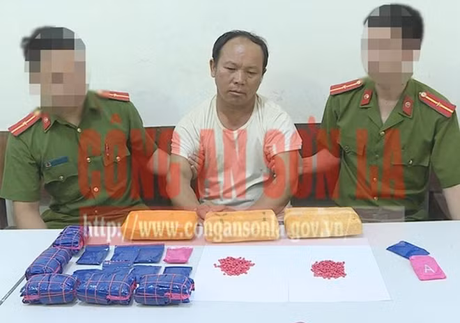 Đối tượng Phàng Lao Bạ và tang vật tại cơ quan Công an