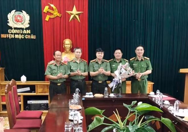 Đại tá Nguyễn Ngọc Vân, Ủy viên BTV tỉnh ủy, Giám đốc Công an tỉnh Sơn La cùng Ban Giám đốc Công an tỉnh chúc mừng Ban Chuyên án.