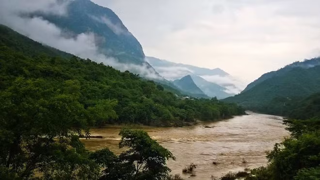 Sông Mã, đoạn chạy qua Mường Lát. Sông Mã, đoạn chạy qua Mường Lát.