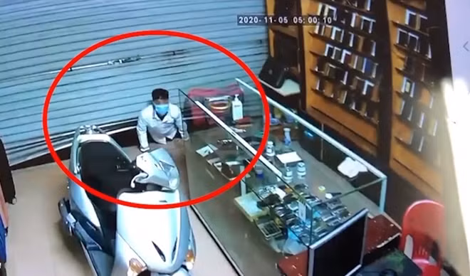 Hình ảnh Hoàng Phương Linh đột nhập vào nhà người dân bị camera ghi lại.