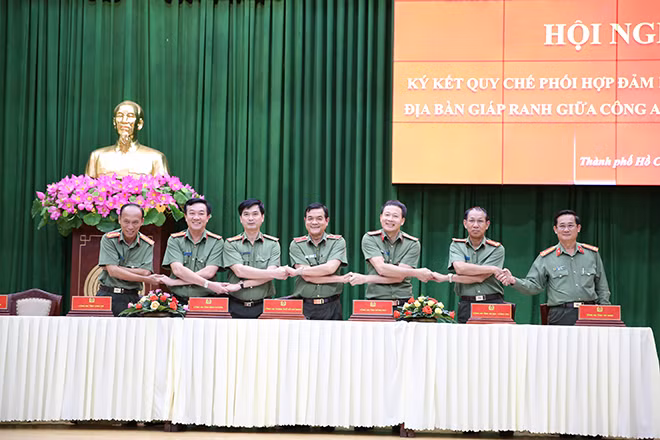 Giám đốc Công an 7 tỉnh ký quy chế phối hợp.