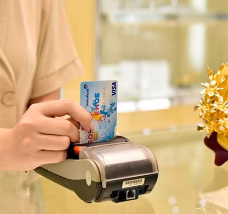 Visa và MasterCard thu quá nhiều loại phí đối với một loại giao dịch. Visa và MasterCard thu quá nhiều loại phí đối với một loại giao dịch.