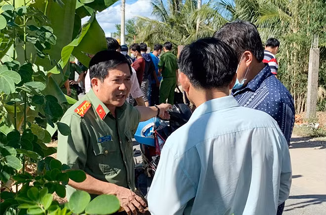 Đại tá Đinh Văn Nơi, Giám đốc Công an tỉnh An Giang trực tiếp chỉ đạo tại hiện trường vụ án.