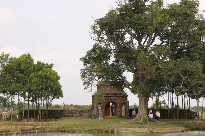 Cổng lăng đá Bầu.