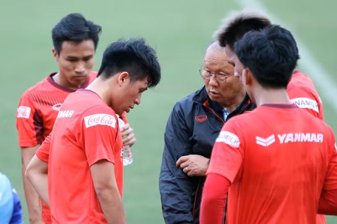 Thầy Park đã có phương án sắp xếp hàng thủ nếu không có Đình Trọng.