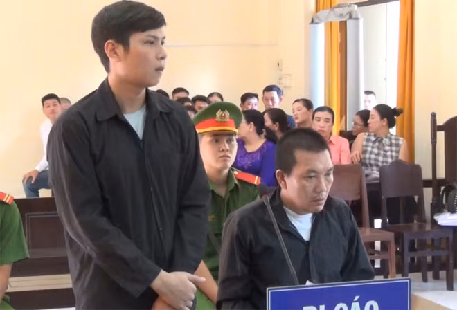 Trọng (đứng) và Ngọc tại tòa. Trọng (đứng) và Ngọc tại tòa.