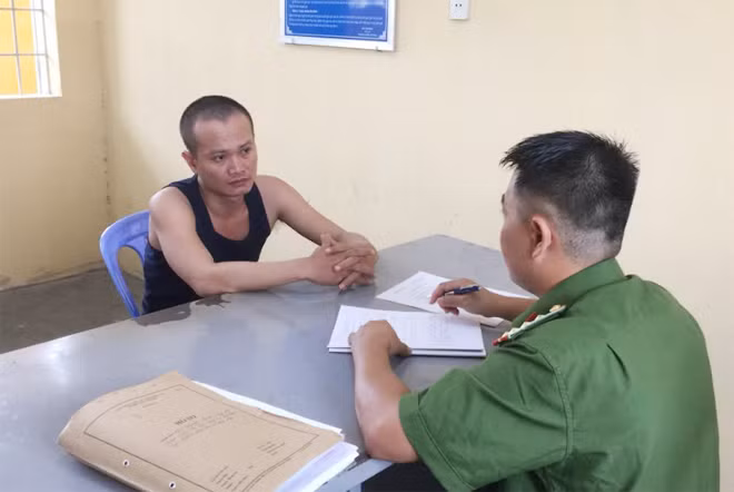 Lấy lời khai bị can Trần Văn Bảo. Lấy lời khai bị can Trần Văn Bảo.