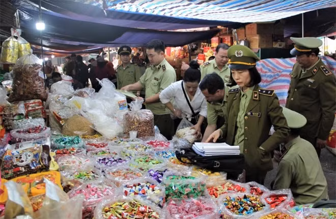Bánh kẹo ba không bày bán tràn ngập thị trường.
